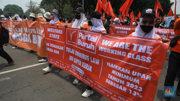 Massa buruh dari Partai Buruh menggelar aksi di depan Patung kuda, Jakarta, Rabu, (12/10/2022). Ada 6 tuntutan yang disuarakan dalam aksinya Di antaranya tolak kenaikan BBM dan PHK. (CNBC Indonesia/Muhammad Sabki) Massa buruh dari Partai Buruh menggelar aksi di depan Patung kuda, Jakarta, Rabu, (12/10/2022). Ada 6 tuntutan yang disuarakan dalam aksinya Di antaranya tolak kenaikan BBM dan PHK. (CNBC Indonesia/Muhammad Sabki)