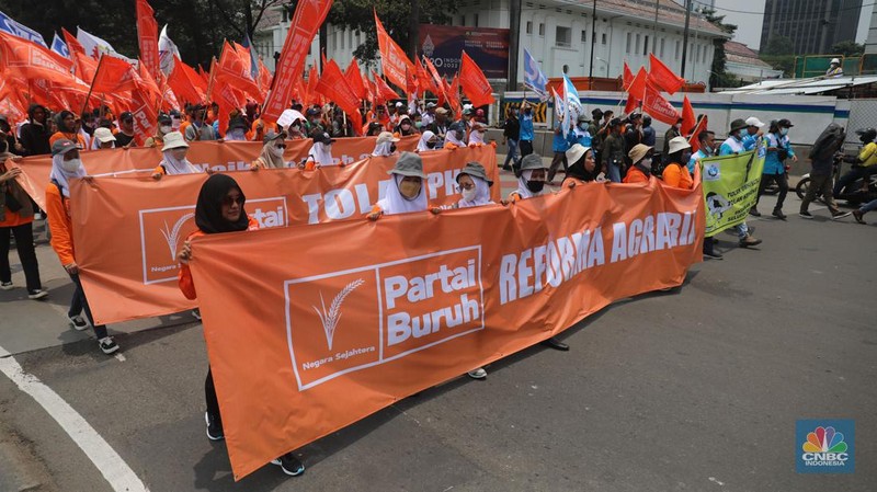 Massa buruh dari Partai Buruh menggelar aksi di depan Patung kuda, Jakarta, Rabu, (12/10/2022). Ada 6 tuntutan yang disuarakan dalam aksinya Di antaranya tolak kenaikan BBM dan PHK. (CNBC Indonesia/Muhammad Sabki)