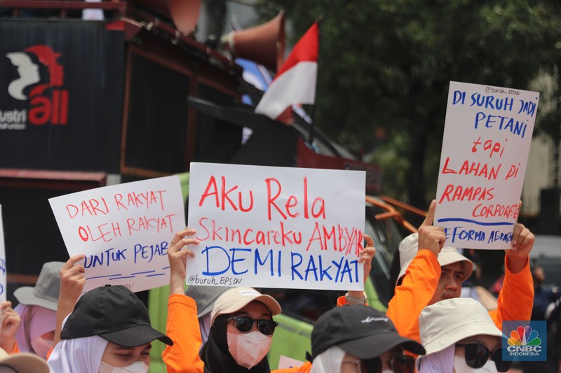Massa buruh dari Partai Buruh menggelar aksi di depan Patung kuda, Jakarta, Rabu, (12/10/2022). Ada 6 tuntutan yang disuarakan dalam aksinya Di antaranya tolak kenaikan BBM dan PHK. (CNBC Indonesia/Muhammad Sabki)
