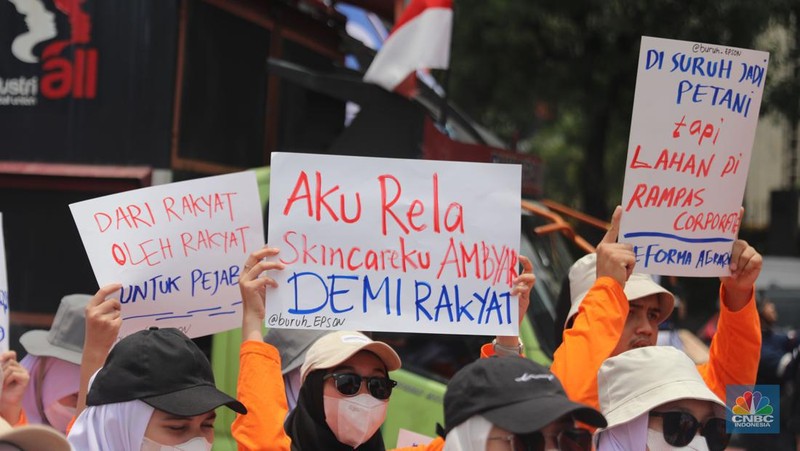 Massa buruh dari Partai Buruh menggelar aksi di depan Patung kuda, Jakarta, Rabu, (12/10/2022). Ada 6 tuntutan yang disuarakan dalam aksinya Di antaranya tolak kenaikan BBM dan PHK. (CNBC Indonesia/Muhammad Sabki)