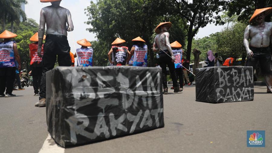 Massa buruh dari Partai Buruh menggelar aksi di depan Patung kuda, Jakarta, Rabu, (12/10/2022). Ada 6 tuntutan yang disuarakan dalam aksinya Di antaranya tolak kenaikan BBM dan PHK. (CNBC Indonesia/Muhammad Sabki)
