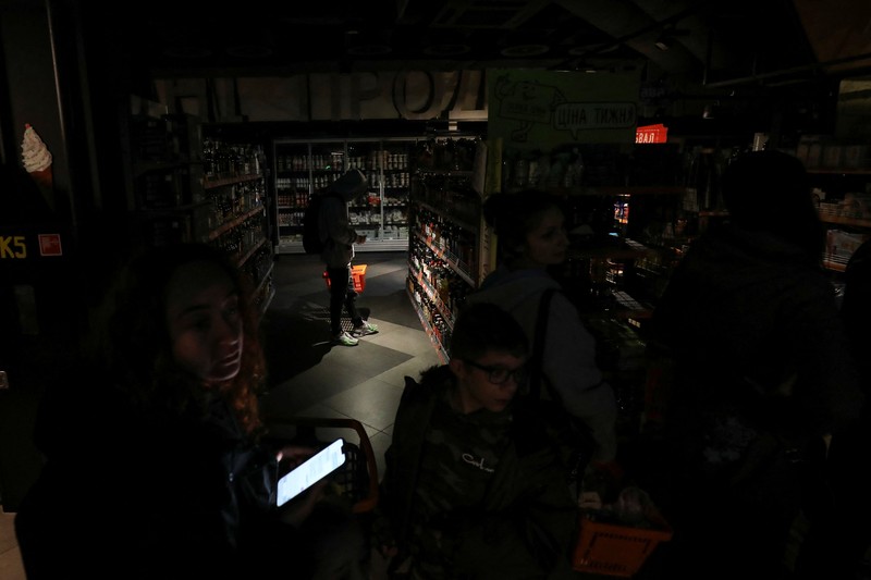 Pemandangan pusat kota tanpa listrik setelah infrastruktur sipil kritis dihantam serangan rudal Rusia di Lviv, Ukraina 11 Oktober 2022. (REUTERS/STRINGER) Pemandangan pusat kota tanpa listrik setelah infrastruktur sipil kritis dihantam serangan rudal Rusia di Lviv, Ukraina 11 Oktober 2022. (REUTERS/STRINGER)