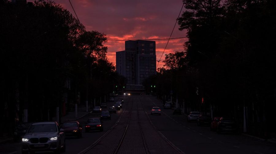 Pemandangan pusat kota tanpa listrik setelah infrastruktur sipil kritis dihantam serangan rudal Rusia di Lviv, Ukraina 11 Oktober 2022. (REUTERS/STRINGER)