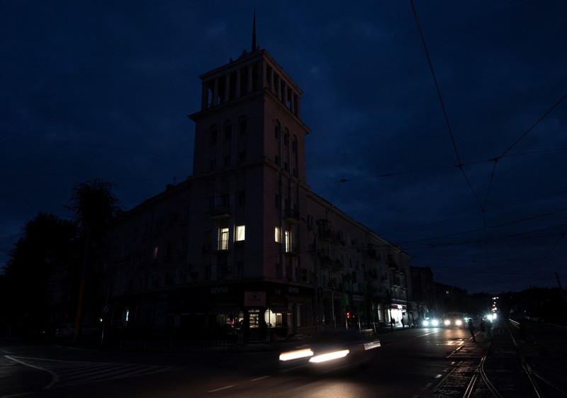 Pemandangan pusat kota tanpa listrik setelah infrastruktur sipil kritis dihantam serangan rudal Rusia di Lviv, Ukraina 11 Oktober 2022. (REUTERS/STRINGER) Pemandangan pusat kota tanpa listrik setelah infrastruktur sipil kritis dihantam serangan rudal Rusia di Lviv, Ukraina 11 Oktober 2022. (REUTERS/STRINGER)