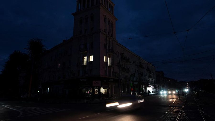 Pemandangan pusat kota tanpa listrik setelah infrastruktur sipil kritis dihantam serangan rudal Rusia di Lviv, Ukraina 11 Oktober 2022. (REUTERS/STRINGER)