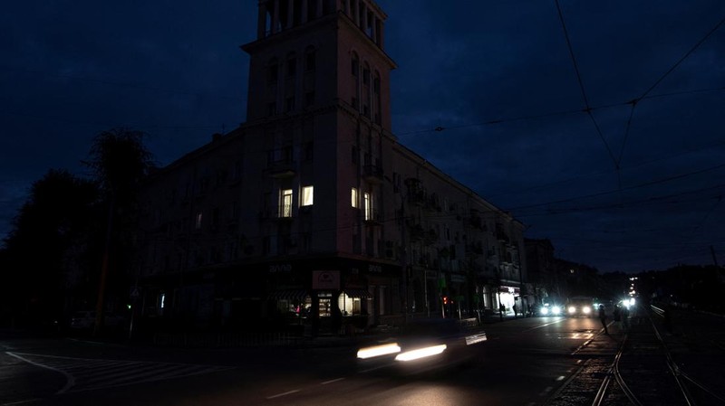 Pemandangan pusat kota tanpa listrik setelah infrastruktur sipil kritis dihantam serangan rudal Rusia di Lviv, Ukraina 11 Oktober 2022. (REUTERS/STRINGER)