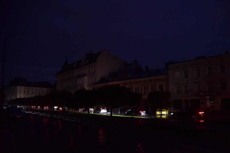 Pemandangan pusat kota tanpa listrik setelah infrastruktur sipil kritis dihantam serangan rudal Rusia di Lviv, Ukraina 11 Oktober 2022. (REUTERS/STRINGER) Pemandangan pusat kota tanpa listrik setelah infrastruktur sipil kritis dihantam serangan rudal Rusia di Lviv, Ukraina 11 Oktober 2022. (REUTERS/STRINGER)