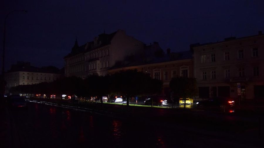 Pemandangan pusat kota tanpa listrik setelah infrastruktur sipil kritis dihantam serangan rudal Rusia di Lviv, Ukraina 11 Oktober 2022. (REUTERS/PAVLO PALAMARCHUK)