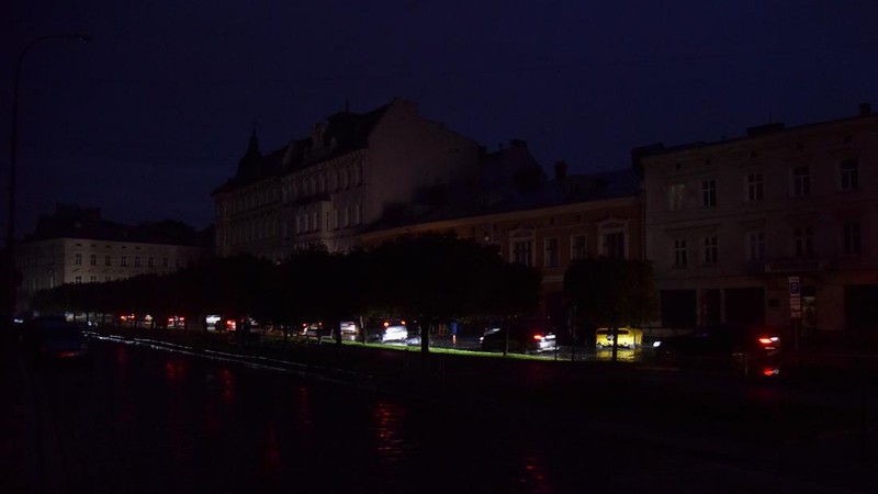 Pemandangan pusat kota tanpa listrik setelah infrastruktur sipil kritis dihantam serangan rudal Rusia di Lviv, Ukraina 11 Oktober 2022. (REUTERS/STRINGER)