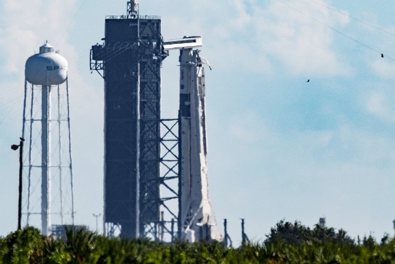 Roket SpaceX Falcon 9 dengan pesawat ruang angkasa Crew Dragon milik perusahaan di landasan peluncuran 39A sebagai persiapan melanjutkan misi Crew-5 di NASA's Kennedy Space Center di Florida pada 3 Oktober 2022. (AFP/JIM WATSON) Roket SpaceX Falcon 9 dengan pesawat ruang angkasa Crew Dragon milik perusahaan di landasan peluncuran 39A sebagai persiapan melanjutkan misi Crew-5 di NASA's Kennedy Space Center di Florida pada 3 Oktober 2022. (AFP/JIM WATSON)
