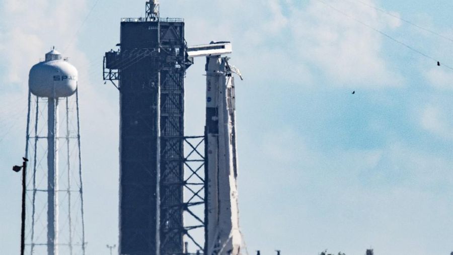 Roket SpaceX Falcon 9 dengan pesawat ruang angkasa Crew Dragon milik perusahaan di landasan peluncuran 39A sebagai persiapan melanjutkan misi Crew-5 di NASA's Kennedy Space Center di Florida pada 3 Oktober 2022. (AFP/JIM WATSON)