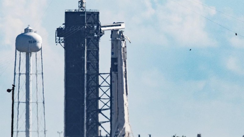 Roket SpaceX Falcon 9 dengan pesawat ruang angkasa Crew Dragon milik perusahaan di landasan peluncuran 39A sebagai persiapan melanjutkan misi Crew-5 di NASA's Kennedy Space Center di Florida pada 3 Oktober 2022. (AFP/JIM WATSON)