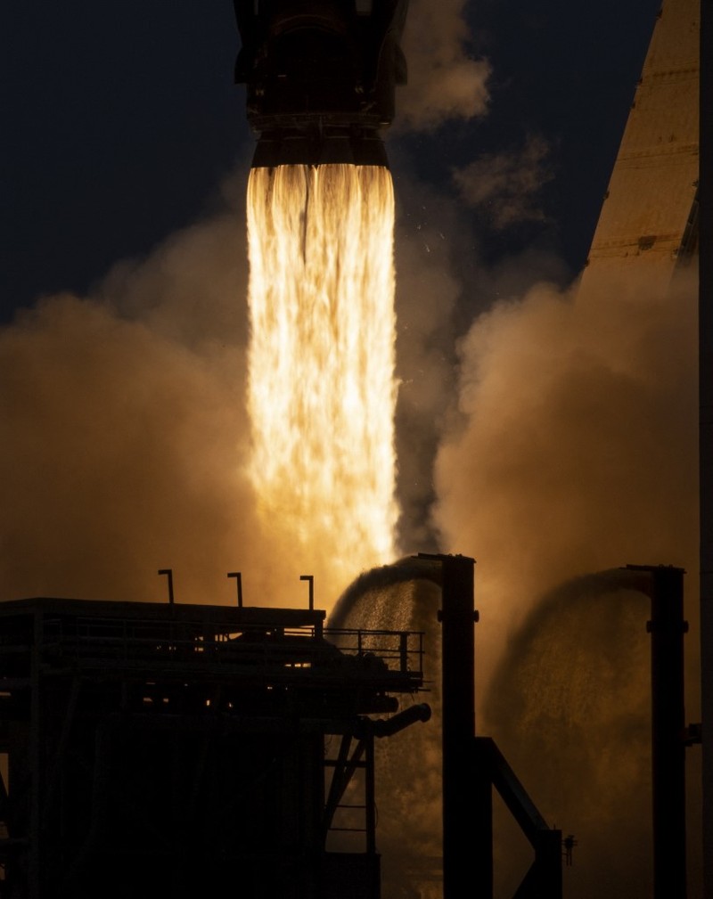 Roket SpaceX Falcon 9 dengan pesawat ruang angkasa Crew Dragon milik perusahaan di landasan peluncuran 39A sebagai persiapan melanjutkan misi Crew-5 di NASA's Kennedy Space Center di Florida pada 3 Oktober 2022. (AFP/JIM WATSON)