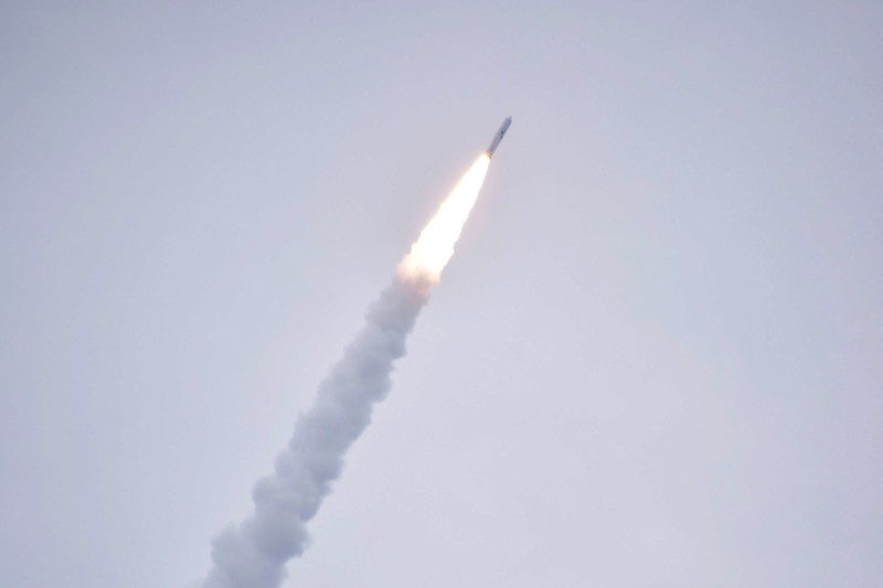 Roket SpaceX Falcon 9 dengan pesawat ruang angkasa Crew Dragon milik perusahaan di landasan peluncuran 39A sebagai persiapan melanjutkan misi Crew-5 di NASA's Kennedy Space Center di Florida pada 3 Oktober 2022. (AFP/JIM WATSON) Roket SpaceX Falcon 9 dengan pesawat ruang angkasa Crew Dragon milik perusahaan di landasan peluncuran 39A sebagai persiapan melanjutkan misi Crew-5 di NASA's Kennedy Space Center di Florida pada 3 Oktober 2022. (AFP/JIM WATSON)