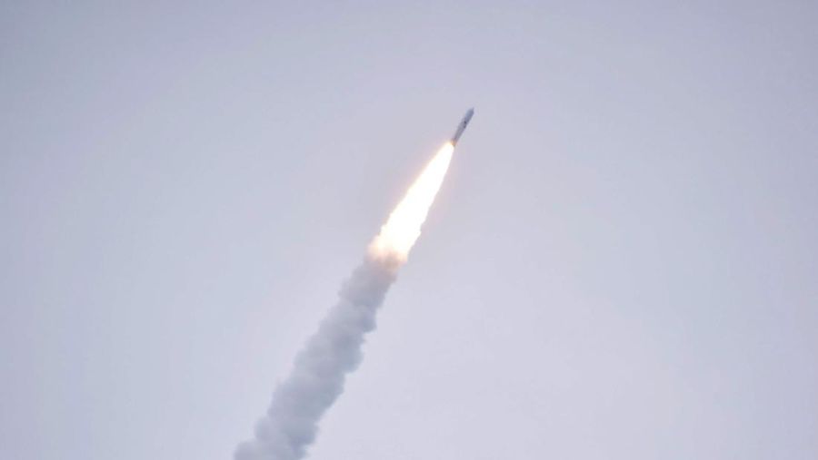 Roket SpaceX Falcon 9 (JIJI Press/AFP via Getty Images/STR)