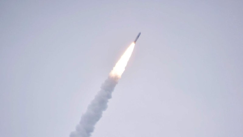 Roket SpaceX Falcon 9 dengan pesawat ruang angkasa Crew Dragon milik perusahaan di landasan peluncuran 39A sebagai persiapan melanjutkan misi Crew-5 di NASA's Kennedy Space Center di Florida pada 3 Oktober 2022. (AFP/JIM WATSON)