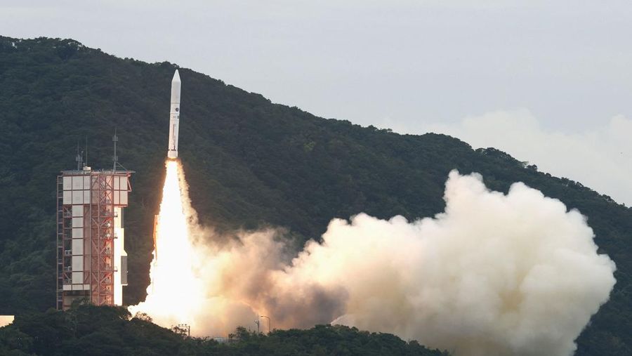 Roket SpaceX Falcon 9 dengan pesawat ruang angkasa Crew Dragon milik perusahaan di landasan peluncuran 39A sebagai persiapan melanjutkan misi Crew-5 di NASA's Kennedy Space Center di Florida pada 3 Oktober 2022. (AFP/JIM WATSON)