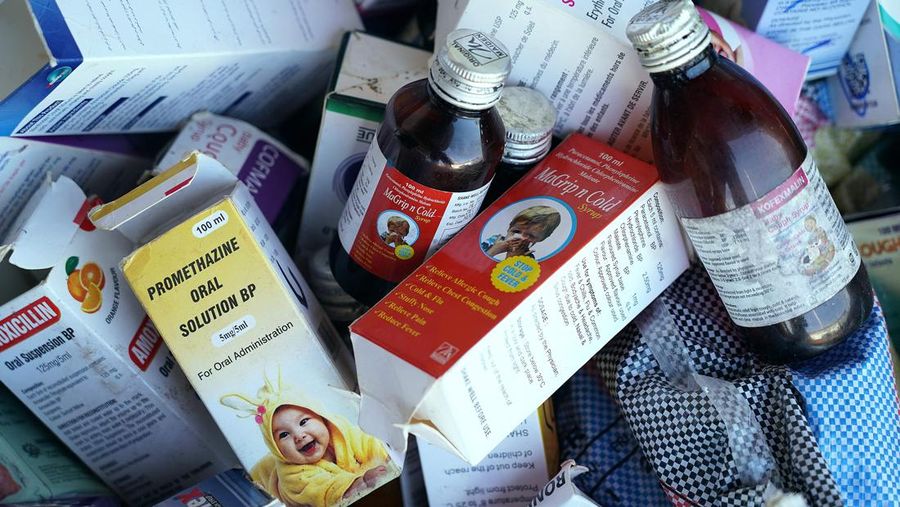 Sedikitnya 66 anak di Gambia, Afrika Barat, meninggal usai mengonsumsi obat batuk sirup mengandung paracetamol. Karena insiden ini, pemerintah setempat telah menarik penjualan obat-obat tersebut. (AFP via Getty Images/MILAN BERCKMANS)