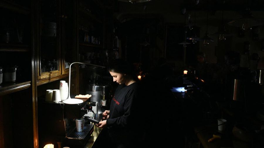 Pemandangan pusat kota tanpa listrik setelah infrastruktur sipil kritis dihantam serangan rudal Rusia di Lviv, Ukraina 11 Oktober 2022. (REUTERS/STRINGER)