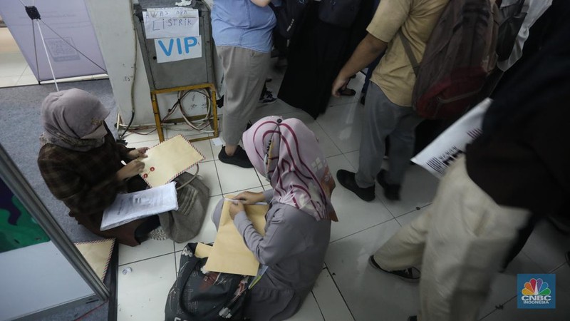 Suasana bursa kerja di Jakarta Job Fair gelombang ke-3 di Pusat Grosir Cililitan, Jakarta Timur, Rabu (12/10/2022). (CNBC Indonesia/Andrean kristianto)