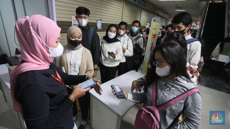 Suasana bursa kerja di Jakarta Job Fair gelombang ke-3 di Pusat Grosir Cililitan, Jakarta Timur, Rabu (12/10/2022). (CNBC Indonesia/Andrean kristianto) Suasana bursa kerja di Jakarta Job Fair gelombang ke-3 di Pusat Grosir Cililitan, Jakarta Timur, Rabu (12/10/2022). (CNBC Indonesia/Andrean kristianto)