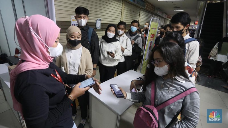 Suasana bursa kerja di Jakarta Job Fair gelombang ke-3 di Pusat Grosir Cililitan, Jakarta Timur, Rabu (12/10/2022). (CNBC Indonesia/Andrean kristianto)