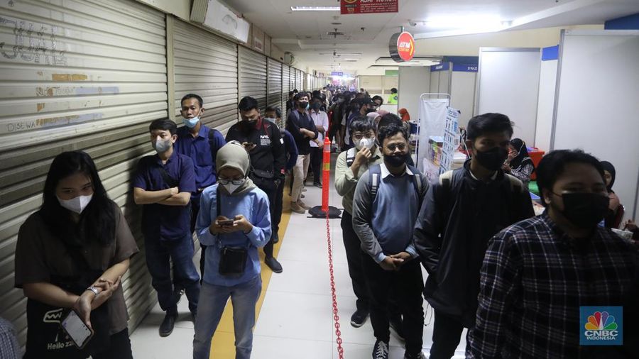 Suasana bursa kerja di Jakarta Job Fair gelombang ke-3 di Pusat Grosir Cililitan, Jakarta Timur, Rabu (12/10/2022). (²©²ÊÍøÕ¾/Andrean kristianto)