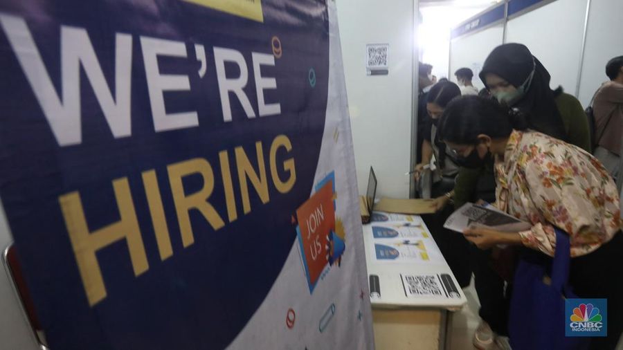 Suasana bursa kerja di Jakarta Job Fair gelombang ke-3 di Pusat Grosir Cililitan, Jakarta Timur, Rabu (12/10/2022). (CNBC Indonesia/Andrean kristianto)