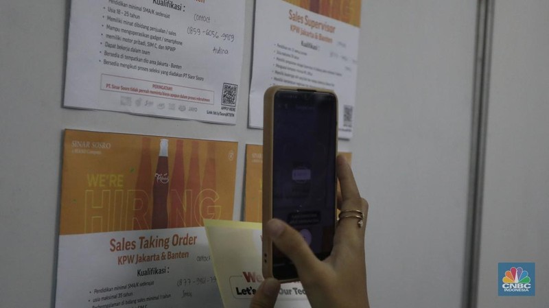 Suasana bursa kerja di Jakarta Job Fair gelombang ke-3 di Pusat Grosir Cililitan, Jakarta Timur, Rabu (12/10/2022). (CNBC Indonesia/Andrean kristianto)