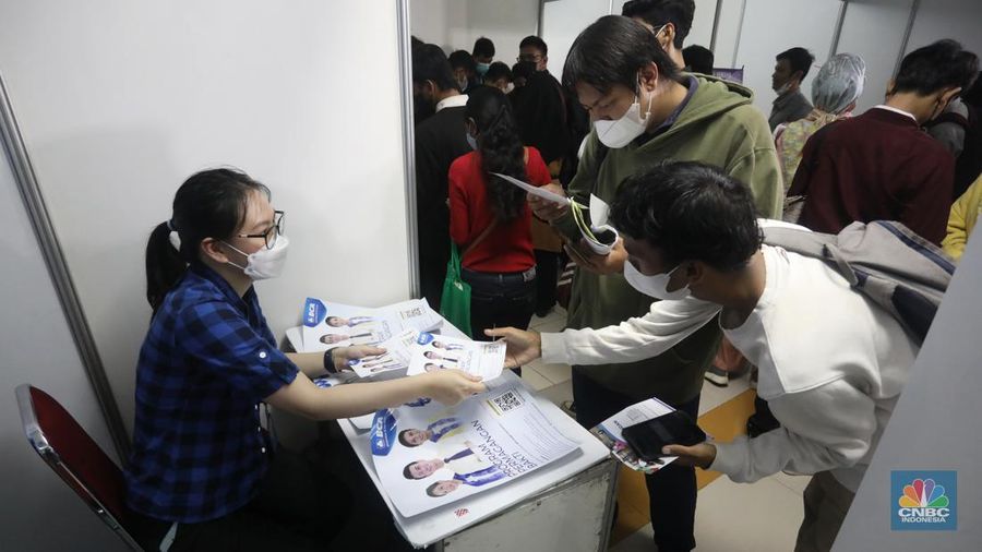 Suasana bursa kerja di Jakarta Job Fair gelombang ke-3 di Pusat Grosir Cililitan, Jakarta Timur, Rabu (12/10/2022). (CNBC Indonesia/Andrean kristianto)