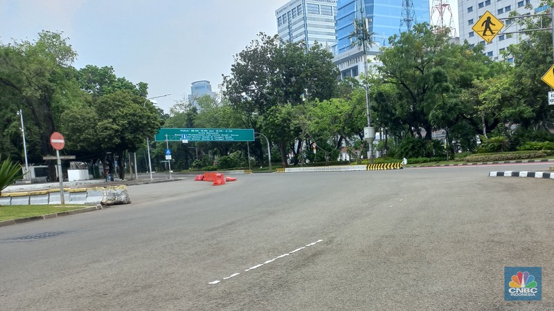 Suasana penutupan jalan di kawasan monas menuju Istana ditutup jelang adanya demo buruh, Jakarta, Rabu (12/10/2022). (CNBC Indonesia/Muhammad Sabki) Suasana penutupan jalan di kawasan monas menuju Istana ditutup jelang adanya demo buruh, Jakarta, Rabu (12/10/2022). (CNBC Indonesia/Muhammad Sabki)