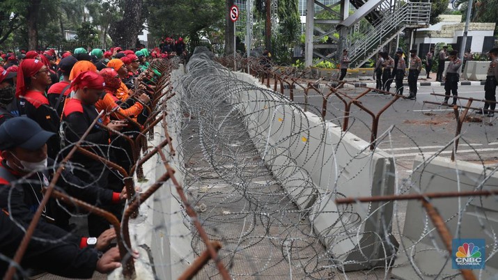 Suasana penutupan jalan di area monas menuju Istana ditutup jelang adanya demo buruh, Jakarta, Rabu (12/10/2022). (CNBC Indonesia/Muhammad Sabki)