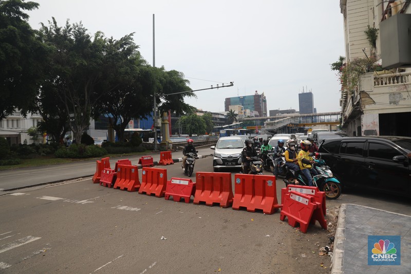 Suasana penutupan jalan di kawasan monas menuju Istana ditutup jelang adanya demo buruh, Jakarta, Rabu (12/10/2022). (CNBC Indonesia/Muhammad Sabki)
