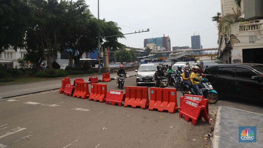 Suasana penutupan jalan di kawasan monas menuju Istana ditutup jelang adanya demo buruh, Jakarta, Rabu (12/10/2022). (CNBC Indonesia/Muhammad Sabki)