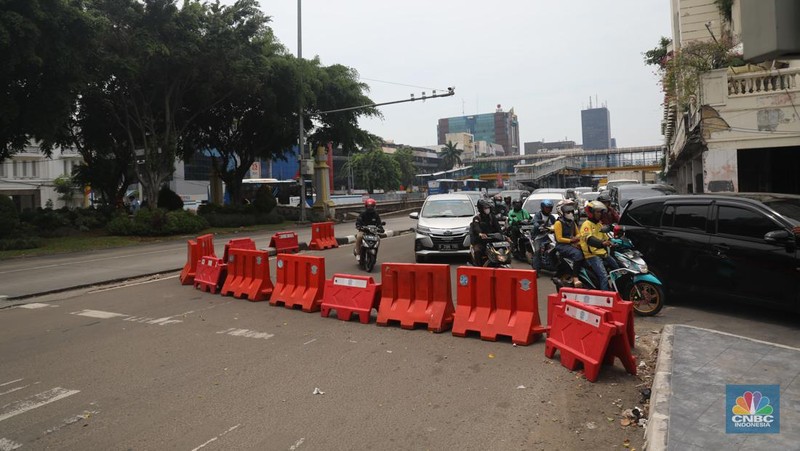Suasana penutupan jalan di kawasan monas menuju Istana ditutup jelang adanya demo buruh, Jakarta, Rabu (12/10/2022). (CNBC Indonesia/Muhammad Sabki)