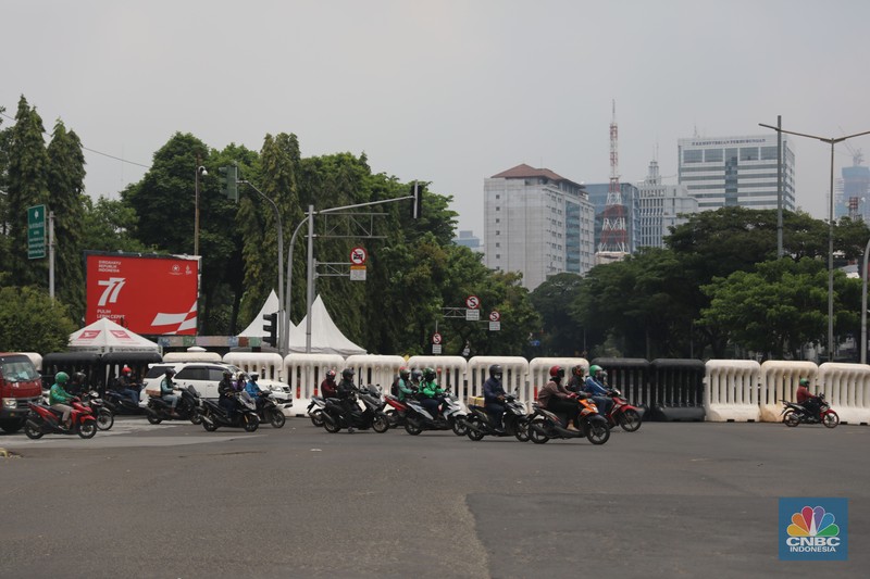 Suasana penutupan jalan di kawasan monas menuju Istana ditutup jelang adanya demo buruh, Jakarta, Rabu (12/10/2022). (CNBC Indonesia/Muhammad Sabki)