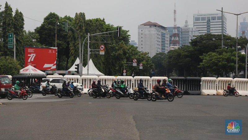 Suasana penutupan jalan di kawasan monas menuju Istana ditutup jelang adanya demo buruh, Jakarta, Rabu (12/10/2022). (CNBC Indonesia/Muhammad Sabki)