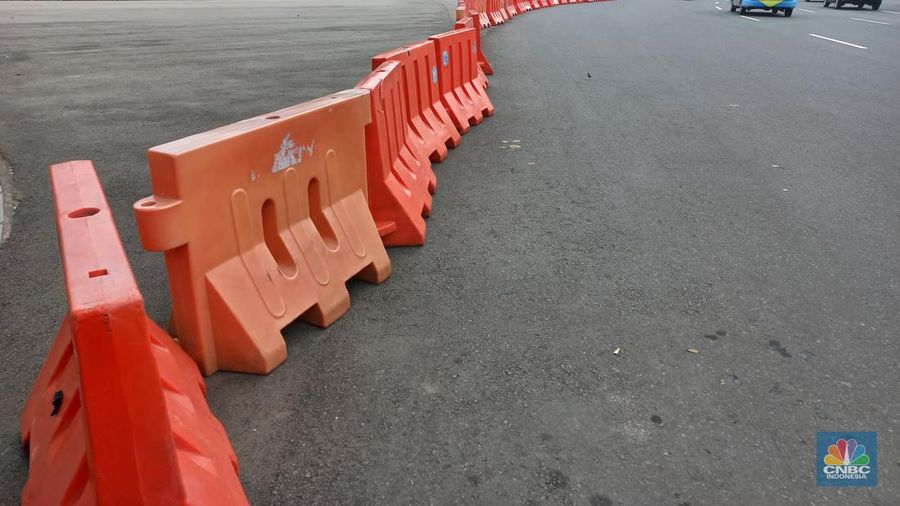 Suasana penutupan jalan di kawasan monas menuju Istana ditutup jelang adanya demo buruh, Jakarta, Rabu (12/10/2022). (CNBC Indonesia/Muhammad Sabki)