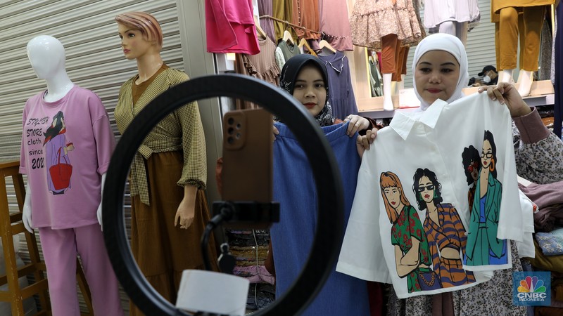Karyawan mempromosikan pakaian wanita di platfom siaran langsung (live) media sosial di kawasan Pertokoan Tanah Abang, Jakarta Pusat, Kamis (13/10/2022). (CNBC Indonesia/Andrean Kristianto) Karyawan mempromosikan pakaian wanita di platfom siaran langsung (live) media sosial di kawasan Pertokoan Tanah Abang, Jakarta Pusat, Kamis (13/10/2022). (CNBC Indonesia/Andrean Kristianto)