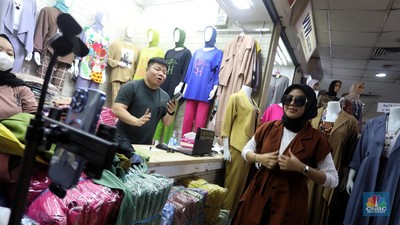 Karyawan mempromosikan pakaian wanita di platfom siaran langsung (live) media sosial di kawasan Pertokoan Tanah Abang, Jakarta Pusat, Kamis (13/10/2022). Di era digital saat ini berbagai cara pedagang mempromosikan barang jualanannya salah satunya dengan platform media sosial. (CNBC Indonesia/Andrean Kristianto) Karyawan mempromosikan pakaian wanita di platfom siaran langsung (live) media sosial di kawasan Pertokoan Tanah Abang, Jakarta Pusat, Kamis (13/10/2022). Di era digital saat ini berbagai cara pedagang mempromosikan barang jualanannya salah satunya dengan platform media sosial. (CNBC Indonesia/Andrean Kristianto)
