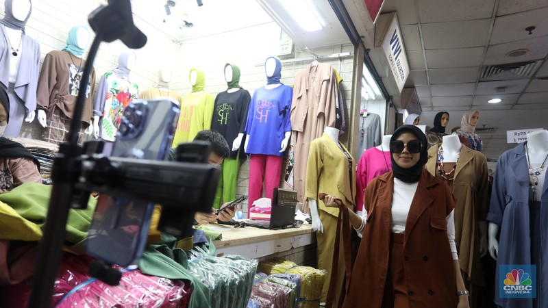 Karyawan mempromosikan pakaian wanita di platfom siaran langsung (live) media sosial di kawasan Pertokoan Tanah Abang, Jakarta Pusat, Kamis (13/10/2022). (CNBC Indonesia/Andrean Kristianto) Karyawan mempromosikan pakaian wanita di platfom siaran langsung (live) media sosial di kawasan Pertokoan Tanah Abang, Jakarta Pusat, Kamis (13/10/2022). (CNBC Indonesia/Andrean Kristianto)