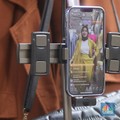 Karyawan mempromosikan pakaian wanita di platfom siaran langsung (live) media sosial di kawasan Pertokoan Tanah Abang, Jakarta Pusat, Kamis (13/10/2022). Di era digital saat ini berbagai cara pedagang mempromosikan barang jualanannya salah satunya de