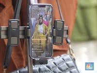 Karyawan mempromosikan pakaian wanita di platfom siaran langsung (live) media sosial di kawasan Pertokoan Tanah Abang, Jakarta Pusat, Kamis (13/10/2022). Di era digital saat ini berbagai cara pedagang mempromosikan barang jualanannya salah satunya de
