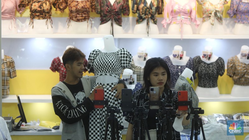 Karyawan mempromosikan pakaian wanita di platfom siaran langsung (live) media sosial di kawasan Pertokoan Tanah Abang, Jakarta Pusat, Kamis (13/10/2022). (CNBC Indonesia/Andrean Kristianto) Karyawan mempromosikan pakaian wanita di platfom siaran langsung (live) media sosial di kawasan Pertokoan Tanah Abang, Jakarta Pusat, Kamis (13/10/2022). (CNBC Indonesia/Andrean Kristianto)