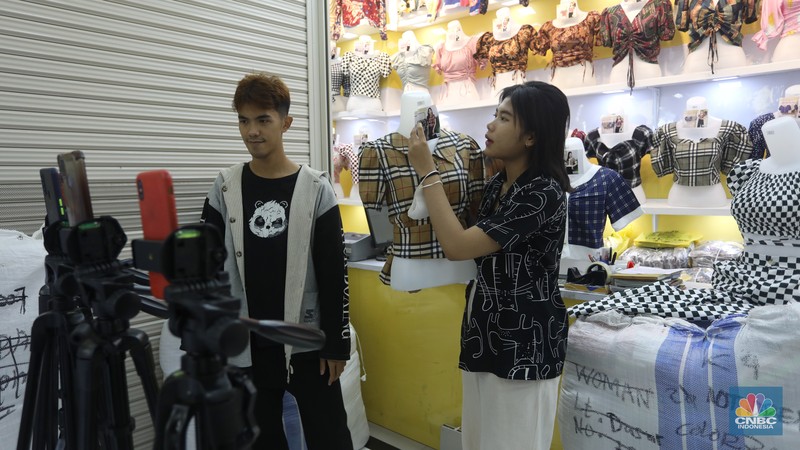 Karyawan mempromosikan pakaian wanita di platfom siaran langsung (live) media sosial di kawasan Pertokoan Tanah Abang, Jakarta Pusat, Kamis (13/10/2022). (CNBC Indonesia/Andrean Kristianto) Karyawan mempromosikan pakaian wanita di platfom siaran langsung (live) media sosial di kawasan Pertokoan Tanah Abang, Jakarta Pusat, Kamis (13/10/2022). (CNBC Indonesia/Andrean Kristianto)