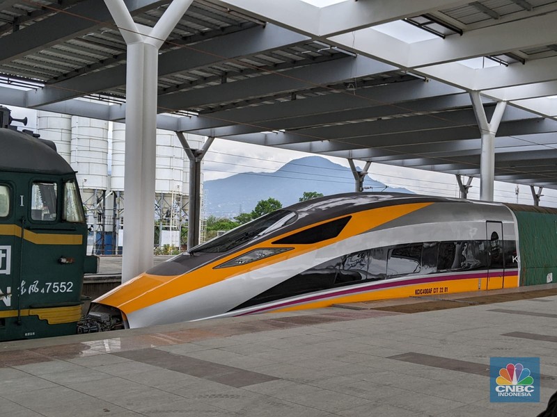 Kunjungan Presiden Joko Widodo ke Stasiun Kereta Cepat Jakarta Bandung di Tegalluar. (CNBC Indonesia/Emir Yanwardana) Kunjungan Presiden Joko Widodo ke Stasiun Kereta Cepat Jakarta Bandung di Tegalluar. (CNBC Indonesia/Emir Yanwardana)
