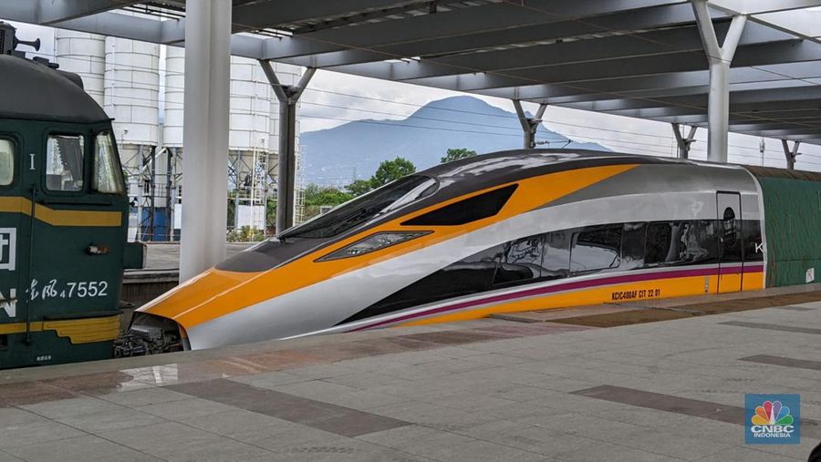 Kunjungan Presiden Joko Widodo ke Stasiun Kereta Cepat Jakarta Bandung di Tegalluar. (CNBC Indonesia/Emir Yanwardana)