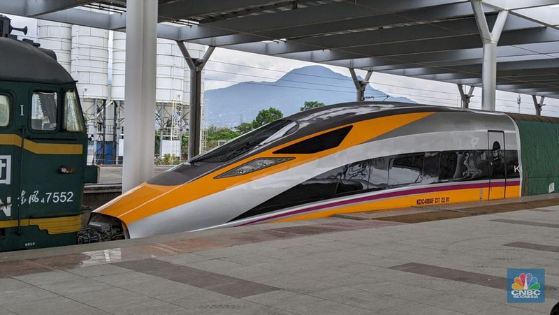 Kunjungan Presiden Joko Widodo ke Stasiun Kereta Cepat Jakarta Bandung di Tegalluar. (CNBC Indonesia/Emir Yanwardana)