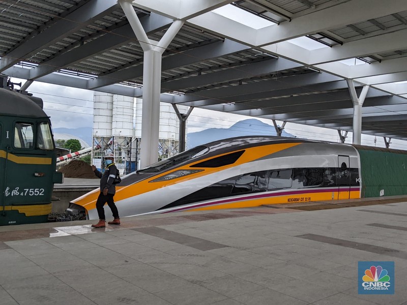 Kunjungan Presiden Joko Widodo ke Stasiun Kereta Cepat Jakarta Bandung di Tegalluar. (CNBC Indonesia/Emir Yanwardana) Kunjungan Presiden Joko Widodo ke Stasiun Kereta Cepat Jakarta Bandung di Tegalluar. (CNBC Indonesia/Emir Yanwardana)