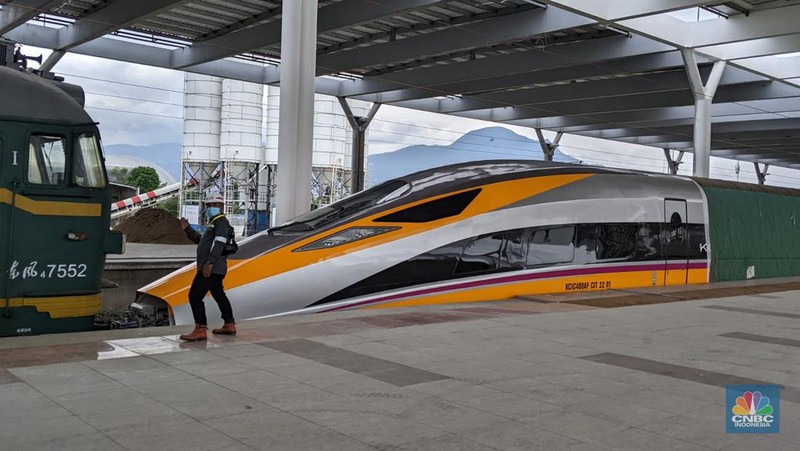 Kunjungan Presiden Joko Widodo ke Stasiun Kereta Cepat Jakarta Bandung di Tegalluar. (CNBC Indonesia/Emir Yanwardana)
